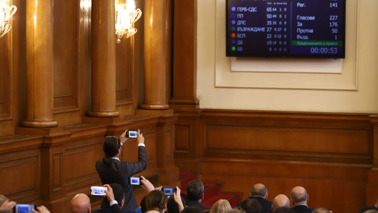 Помощта ще включва военно оборудване и резервни части