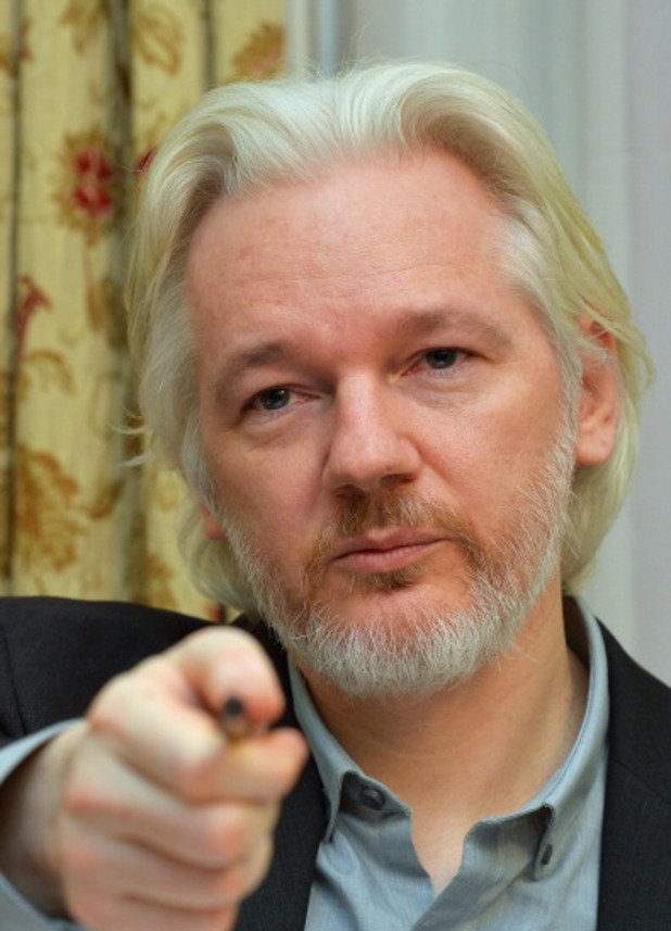 43-годишният австралиец е разследван и от американските служби заради публикуването на секретни военни и дипломатически документи в платформата Уикилийкс през 2010 г.
