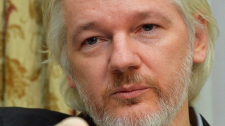 43-годишният австралиец е разследван и от американските служби заради публикуването на секретни военни и дипломатически документи в платформата Уикилийкс през 2010 г.
