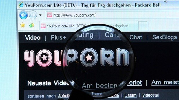Най-популярният ден за търсене на порно
Според данните хората най-често влизат в порно сайтове след ваканция със семейство и приятели за дълъг период. Те обикновено посещават сайтовете за възрастни едва след края на почивката. Има и един ден, на който хората не гледат филми за възрастни - 1 януари. Една дума: махмурлук. 

В американския щат Юта има най-много абонати на порно сайтове, а в щатите с по-консервативно законодателство по отношение на сексуалността, интересът към порното е по-висок. Около 63 на 100 от жителите на Юта са членове на църковната общност, а в Айдахо и Монтана порно сайтовете имат най-слаба популярност.