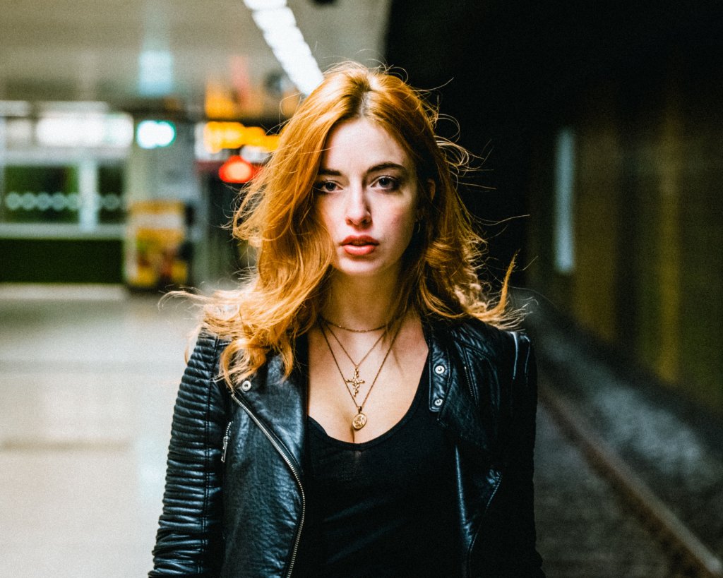 Кожено яке
Най-лесният път да освободите бунтара в себе си е коженото яке. Естествено не е нужно да сте любител на силните усещания или на моторите, за да го носите, а освен това е идеалната връхна дреха почти за всеки стил облекло.