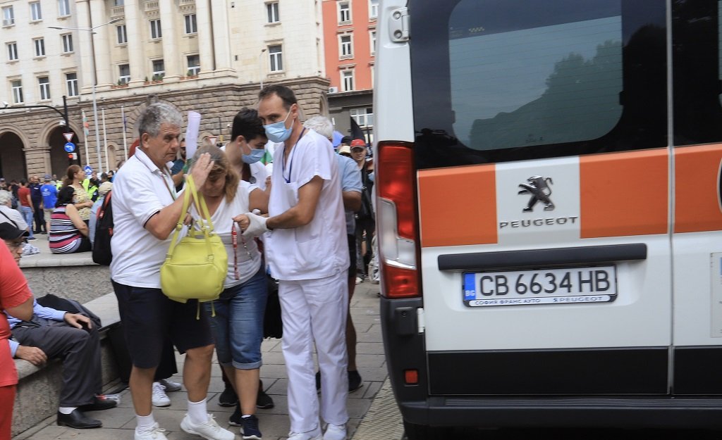 Протестиращи блокираха за кратко пл. "Независимост", полицията успя да ги изтласка