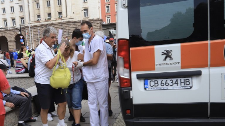 Протестиращи блокираха за кратко пл. "Независимост", полицията успя да ги изтласка