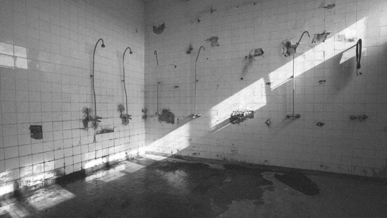 Душовете изглеждат като в най-лошия затвор