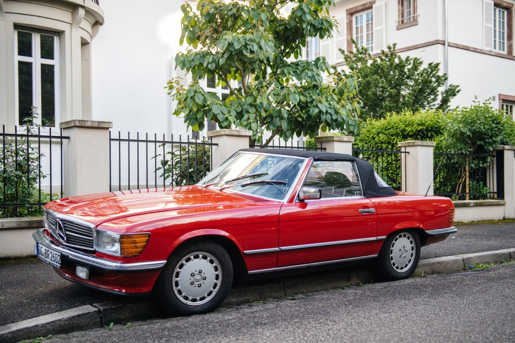 Mercedes-Benz 350SL
Този странен автомобил с азиатски черти е Mercedes-Benz 350SL: един от най-яките кабриолети, произвеждани въобще. Не сме виждали такава кола в България, но в Щатите не са рядкост. Обикновено ги карат тежки адвокати и лекари.