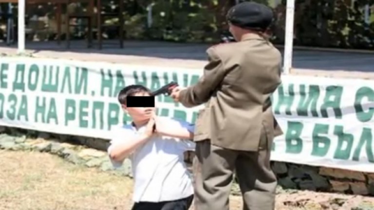 Детската наивност и информационната поквара се борят в тийнейджърската душа като доктор Джекил и мистър Хайд.