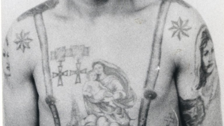 Звездите на плещите на този затворник означават, че той е „криминален авторитет", а медалите служат за знак, че  е несъгласен със съветския режим. Очите на корема издават хомосексуалността на притежателя им (като пенисът се явява нос на изобразеното лице) 