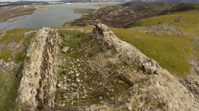 При разкопки през 70-те години, на територията на крепостта са открити следи от землянки и основи на пещи.