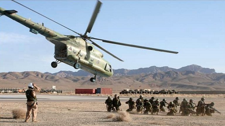 Войски на НАТО по време на учебна мисия в Афганистан