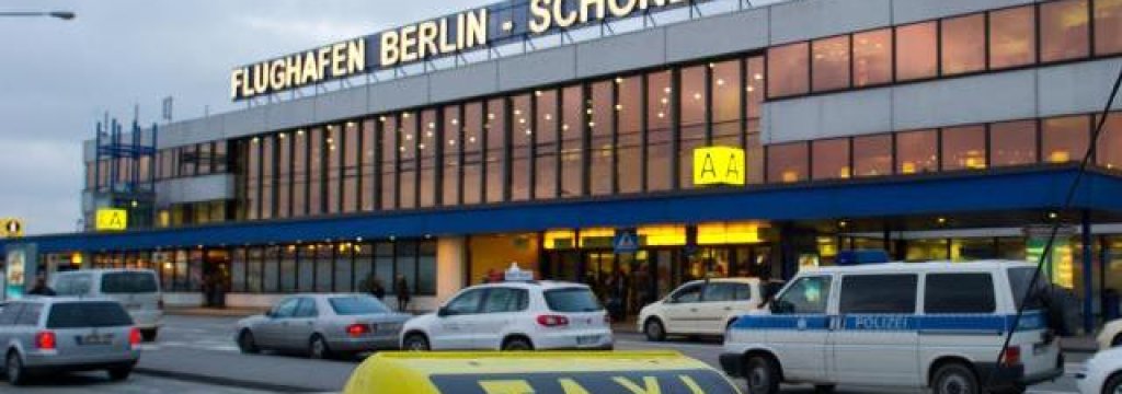 taxi-vor-dem-flughafen-schoenefeld