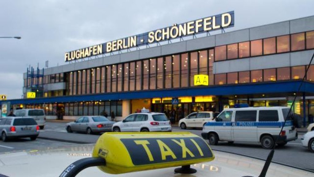 taxi-vor-dem-flughafen-schoenefeld