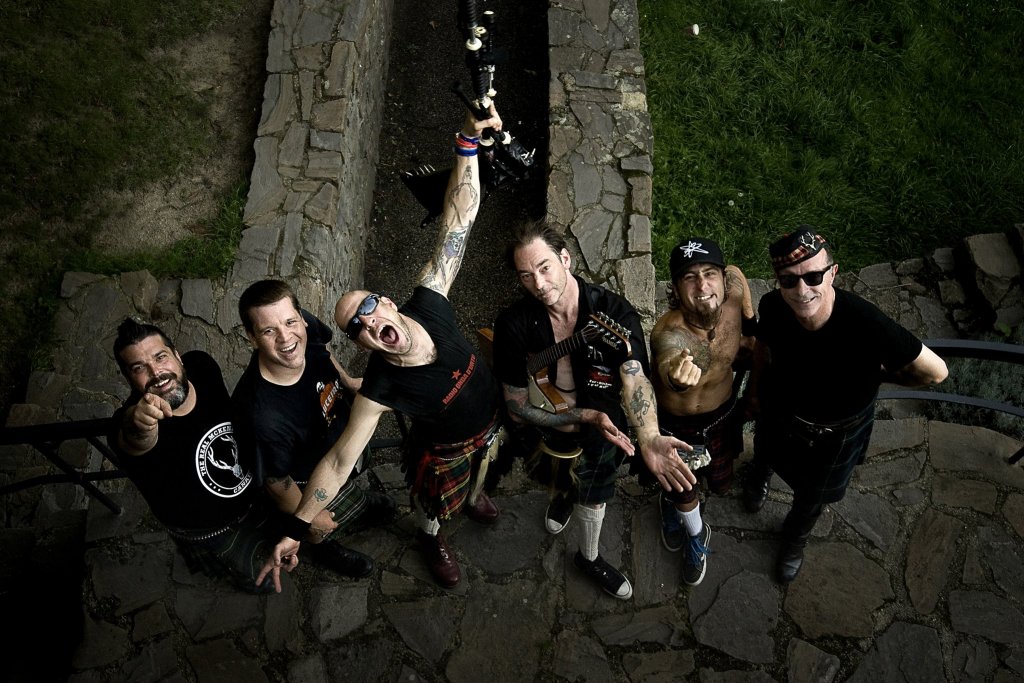 The Real McKenzies
Да, Канада е богата на ирландски групи, а The Real McKenzies са едни от основателите на движението за ирландски пънк. Песните им имат не само веселяшкия характер на келтската музика, но и агресивната страна на пънка. Ако ги чуете, определено ще забележите специфичните вокали на Пол Макензи. Групата понякога разчита на много приятни хорови моменти, които само карат музиката им да изглежда по-пълна.