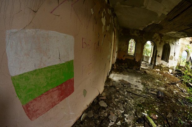 Националният флаг е изрисуван на една от стените. До него, надпис “България над всичко”. Въпросът, който изниква на фона на цялата разруха е дали е останало нещо, над което да е България?