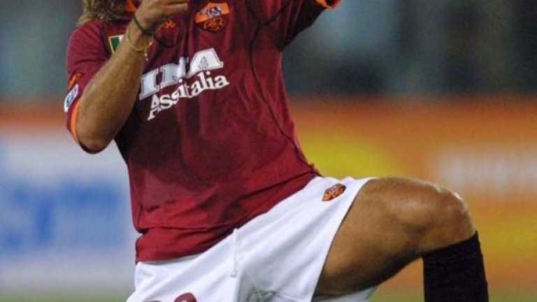 Габриел Батистута, сега на 47 години
Изигра 28 мача в шампионския сезон и отбеляза 20 гола. Завърши кариерата си в Катар и обикаля света, като новата му страст се нарича поло.