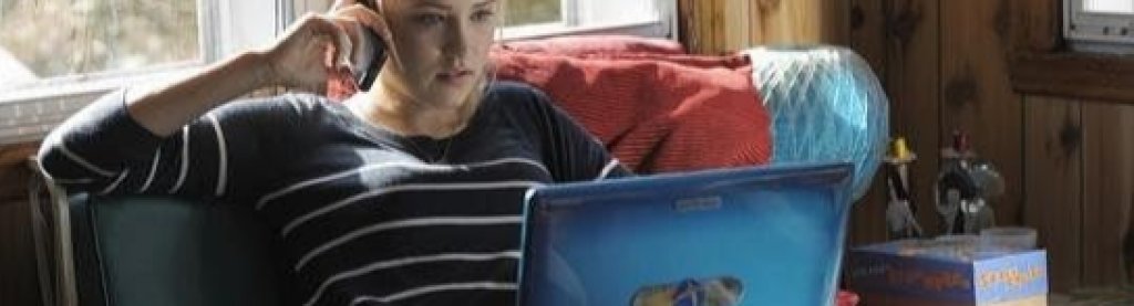 Cyberbully (2015 г.)
Британската драма проследява историята на тийнейджърката Кейси (Мейзи Уилямс), която става жертва на ужасяваща онлайн атака. Една вечер, докато е сама вкъщи, непознат прониква в компютъра ѝ, източва личните ѝ данни и я принуждава да се изправи срещу поведението си онлайн.