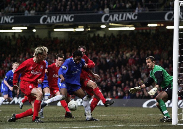 2005 г. Първият трофей на Жозе Моуриньо на английска земя. Челси обърна Ливърпул в драма в Кардиф, като до 82-рата минута "червените" водеха с 1:0. Нелеп автогол на Стивън Джерард прати мача в продължения, там Дрогба и Кежман вкараха, а Нунес само върна интригата в края. Мачът беляза и началото на разрива между Моуриньо и феновете на Ливърпул, които португалецът подразни с жестове след изравнителния гол.