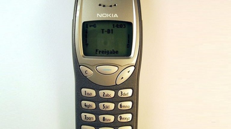 3. Nokia 3210

Класическият модел на Nokia е третият най-продаван телефон в историята на мобилните технологии. 3210 излезе на пазара през 1999 г. и беше предпочитаният избор за над 150 млн. души по цял свят. За доста от тях - първият мобилен телефон беше именно този модел. 