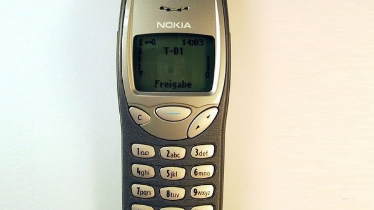 3. Nokia 3210
Класическият модел на Nokia е третият най-продаван телефон в историята на мобилните технологии. 3210 излезе на пазара през 1999 г. и беше предпочитаният избор за над 150 млн. души по цял свят. За доста от тях - първият мобилен телефон беше именно този модел.