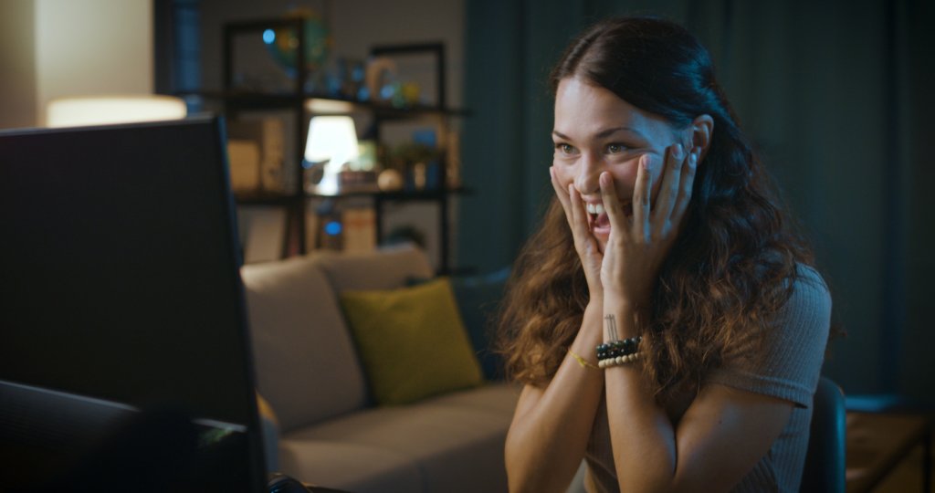 жена изненадана AI компютър