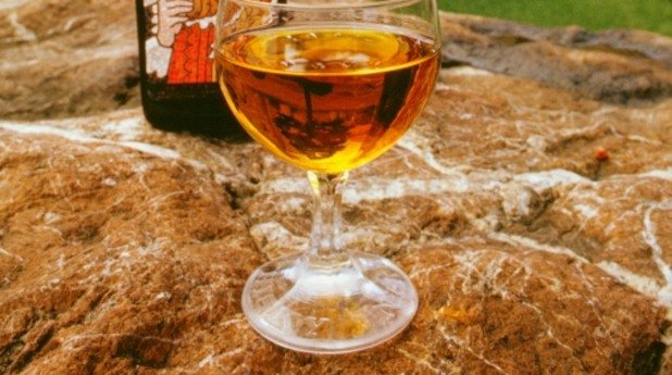 3. Цветът на уискито не идва след финализирането на дестилацията. Тогава напитката е безцветна, като потъмняването се получава с процеса на отлежаване.