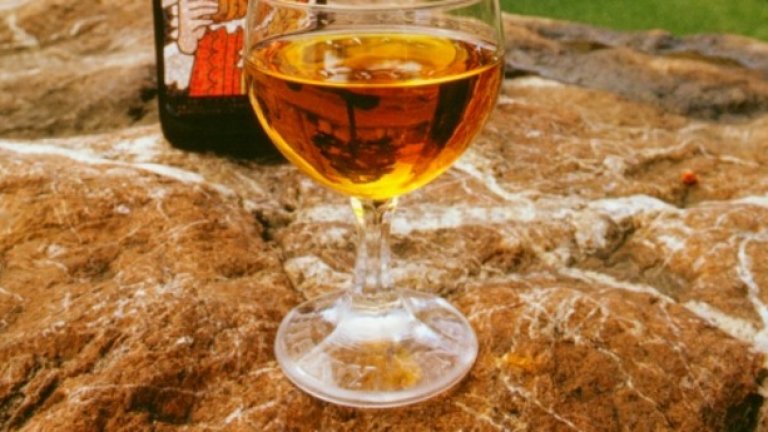 3. Цветът на уискито не идва след финализирането на дестилацията. Тогава напитката е безцветна, като потъмняването се получава с процеса на отлежаване.