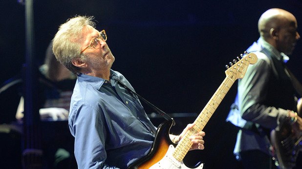 Eric Clapton - Wonderful Tonight 
Едно от най-великите парчета на Ерик Клептън, което също предразполага към бавен, адски романтичен танц с онази, на която винаги си искал да кажеш, че е най-красивото нещо, което си виждал.
