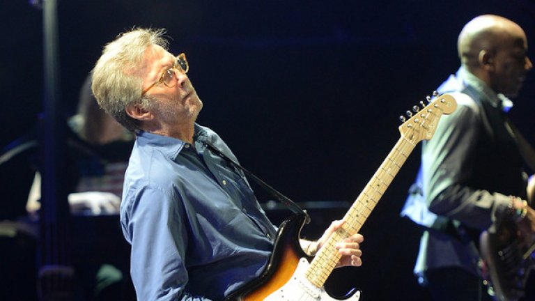 Eric Clapton - Wonderful Tonight 
Едно от най-великите парчета на Ерик Клептън, което също предразполага към бавен, адски романтичен танц с онази, на която винаги си искал да кажеш, че е най-красивото нещо, което си виждал.