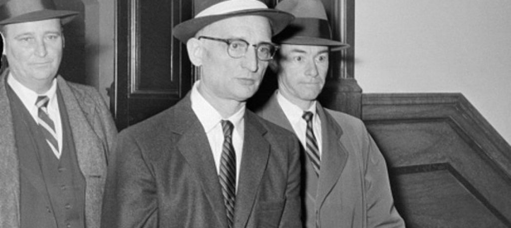 Първият известен случай на размяна на шпиони се случва на 10 февруари 1962 г. Тогава нелегалният съветски разузнавач Вилям Фишер (популярен с псевдонима си Рудолф Абел) е разменен за американския военен летец Франсис Гари Пауърс. 
Рудолф Абел (на снимката) работи в САЩ още от 1948 г., като през 1957 г. е арестуван и осъден на 32 години лишаване от свобода. На 1 май 1960 г. в СССР е свален самолетът на Франсис Гари Пауърс, който изпълнява разузнавателна мисия по задание на ЦРУ. 
Размяната на двамата ценни затворници става на границата между ГДР и ФРГ в Потсдам на Глиникер Брюке, един от граничните пунктове между Източна и Западна Германия.