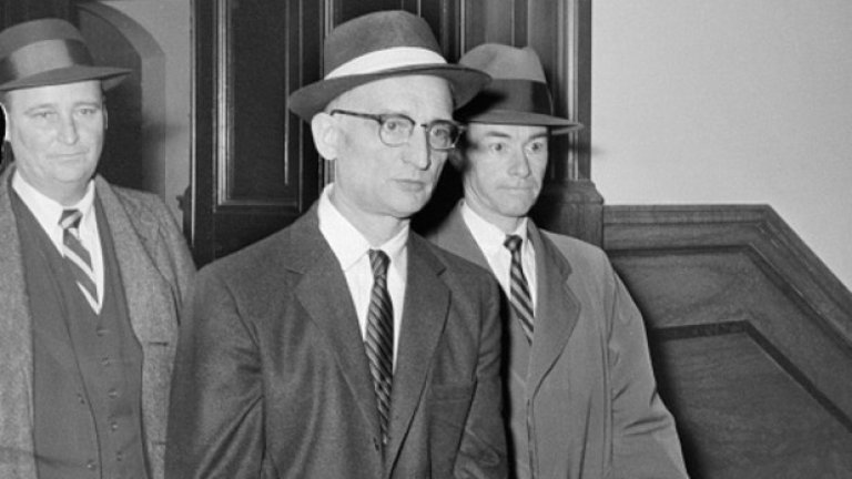 Първият известен случай на размяна на шпиони се случва на 10 февруари 1962 г. Тогава нелегалният съветски разузнавач Вилям Фишер (популярен с псевдонима си Рудолф Абел) е разменен за американския военен летец Франсис Гари Пауърс. 

Рудолф Абел (на снимката) работи в САЩ още от 1948 г., като през 1957 г. е арестуван и осъден на 32 години лишаване от свобода. На 1 май 1960 г. в СССР е свален самолетът на Франсис Гари Пауърс, който изпълнява разузнавателна мисия по задание на ЦРУ. 

Размяната на двамата ценни затворници става на границата между ГДР и ФРГ в Потсдам на Глиникер Брюке, един от граничните пунктове между Източна и Западна Германия.