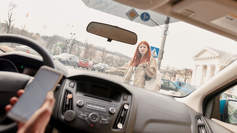 пешеходец пресичане