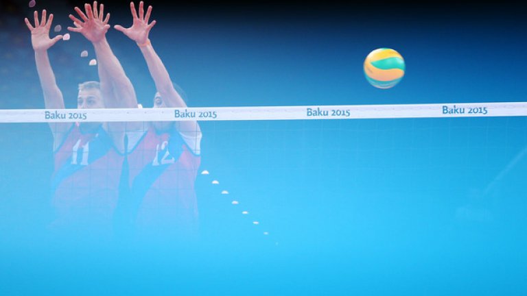 Къде е топката? Кадърът е страхотен, а надпреварата в мъжкия волейбол става интересна, след като руснаците, германците, България и Италия не крият апетити за златото. Сърбите (на снимката) също никога не са за отписване.