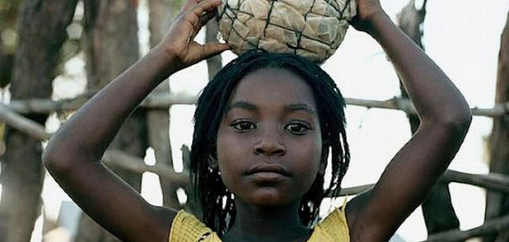 Футболна топка. Един от най-оригиналните методи на приложение е измислен в Мозамбик. Голяма част от местните момчета са виждали футболна топка само по телевизията. За сметка на това в страната, която е сред най-поразените от вируса на СПИН, има достатъчно безплатни презервативи. Ето защо по поляните често се гони топка, направена от десетки надути презервативи, облицована с палмови листа и парцали. 