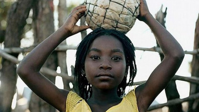 Футболна топка. Един от най-оригиналните методи на приложение е измислен в Мозамбик. Голяма част от местните момчета са виждали футболна топка само по телевизията. За сметка на това в страната, която е сред най-поразените от вируса на СПИН, има достатъчно безплатни презервативи. Ето защо по поляните често се гони топка, направена от десетки надути презервативи, облицована с палмови листа и парцали. 