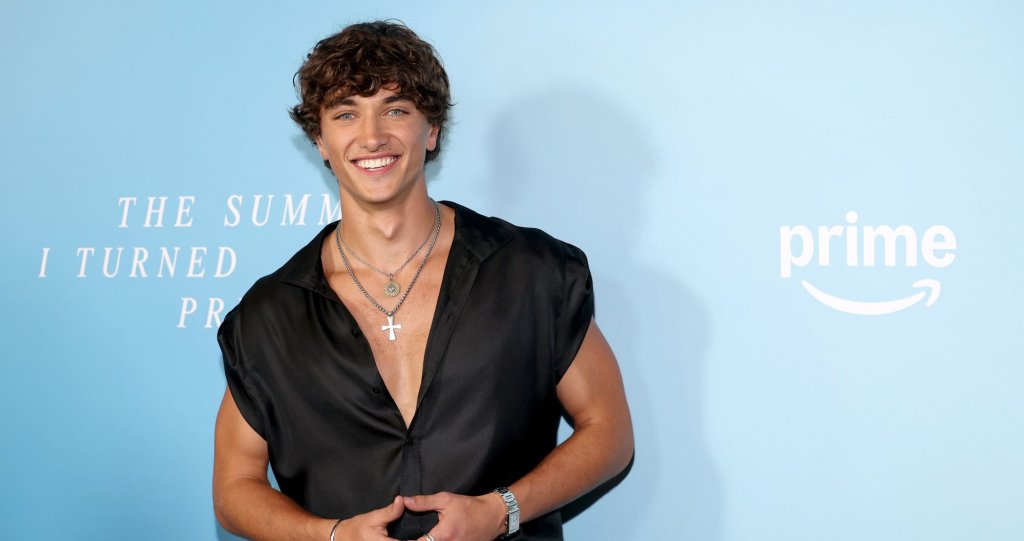 Гавин Казаленьо

Другата звезда от The Summer I Turned Pretty - 26-годишният Гавин Казаленьо, също събра армия от почитателки след края на първо сезон. Сините му очи и русите къдрици бяха напълно достатъчни, за да го превърнат във фаворит на публиката.