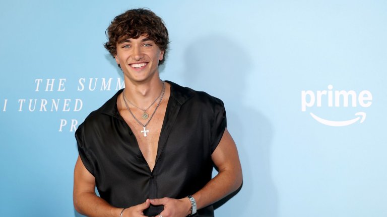 Гавин Казаленьо

Другата звезда от The Summer I Turned Pretty - 26-годишният Гавин Казаленьо, също събра армия от почитателки след края на първо сезон. Сините му очи и русите къдрици бяха напълно достатъчни, за да го превърнат във фаворит на публиката.