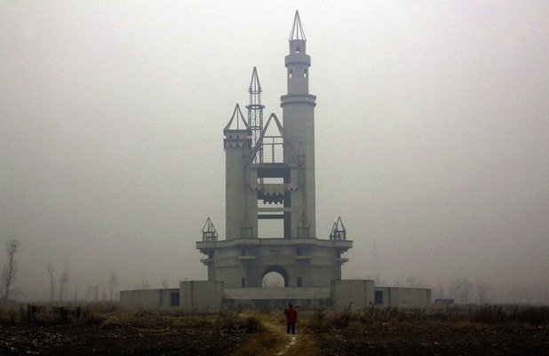 Уондърленд в Пекин, Китай, е замислен като най-големия увеселителен парк в Азия. За съжаление той никога не е достроен, по финансови причини