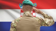 Задължителната военна служба там бе отменена през 2008 г., но сега се връща в контекста на войната в Украйна