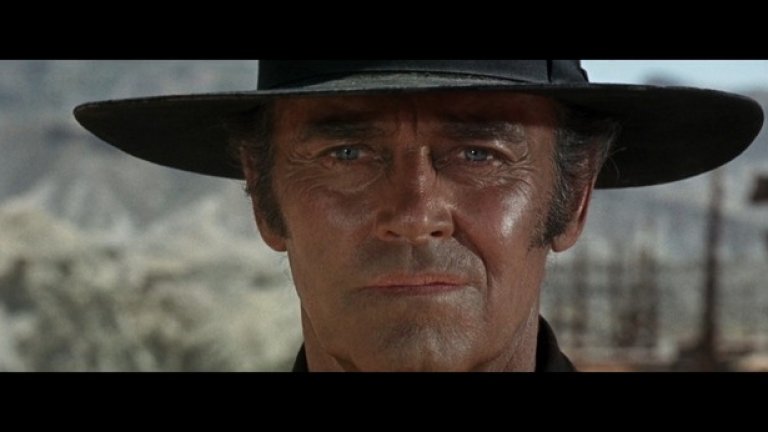 Кадър на Хенри Фонда в "Имало едно време на Запад" (1968). В тукашния филм сюжетната линия с неговия син (и двойник) е от по-сполучливите