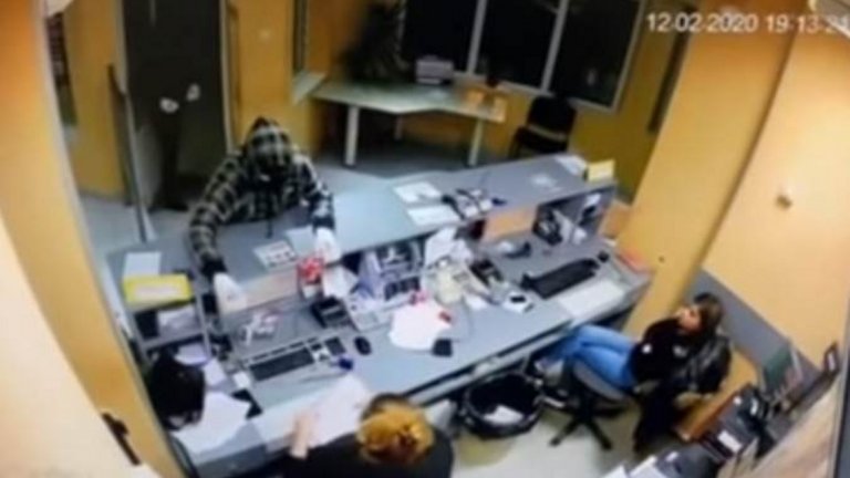 Двама мъже са заплашили с нож касиерката в пункта