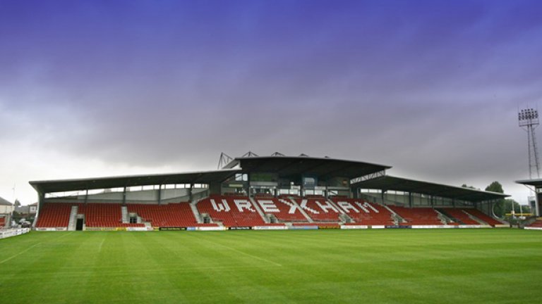 10. Рексъм - Wrexham F.C. (1864)
Рексъм е третият най-стар професионален клуб в световния 
футбол, създаден през 1864-а. Отборът държи рекорда по 
Купи на Уелс - 23. Присъединява се към Футболната лига 
през 1921. Най-големите успехи на Рексъм са спечелването 
на ФА къп през 1992 срещу Арсенал, както и победата с 
1:0 над Порто в турнира за КНК. В момента отборът играе 
в Conference Premier, петото ниво на английския футбол. 
Стадионът на Рексъм "Racecourse Ground" е най-старият в 
света, на който все още се играят мачове.