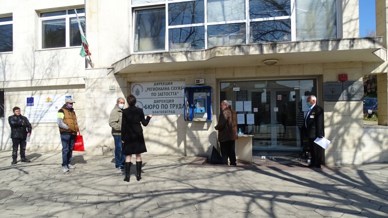 Към момента регистрираните в бюрата по труда са 236 000 души