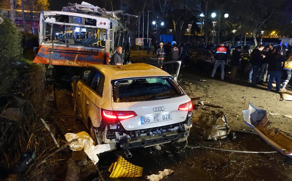 Засеганти са автомобили в близост до колата бомба