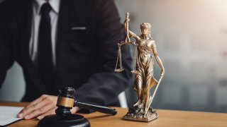 Франция реши: бракът вече не включва "задължение за сексуални отношения"