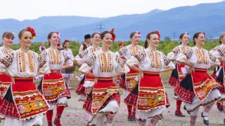 Може и да сме малко, но всички сме на хорото
