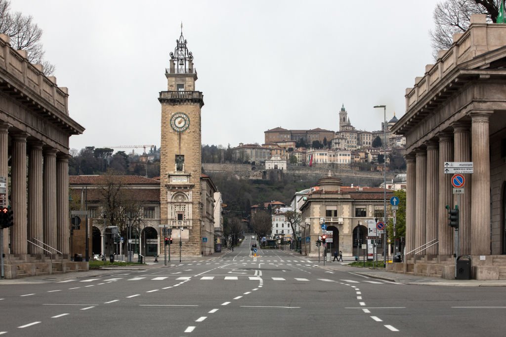 Безлюдният град Бергамо, Италия, който се намира близо до Милано - един от най-засегнатите от коронавируса райони в страната.