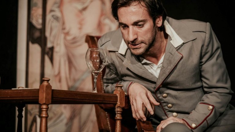 Сцена от спектакъла "Поручик Бенц" под режисурата на Бойко Илиев