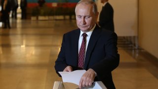 Според Дмитрий Песков победата на Путин е сигурна, а вотът е "скъпа бюрокрация"