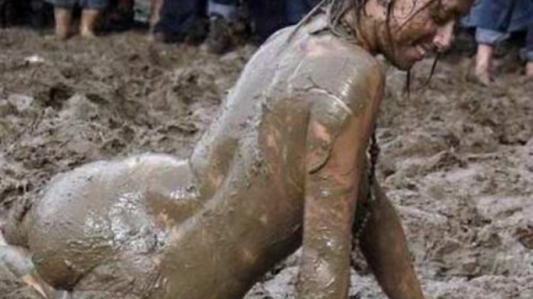 Борба
Без значение дали е на тепих или в кал, дрехите, триката и всякакви други ограничения са излишни. Може би в кеча по-бързо ще стигнат до този етап от развитието си.