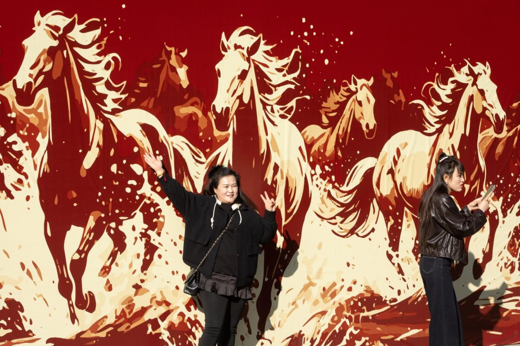 Джеки Чан и роботи участваха в празничната тв програма