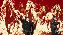 Джеки Чан и роботи участваха в празничната тв програма